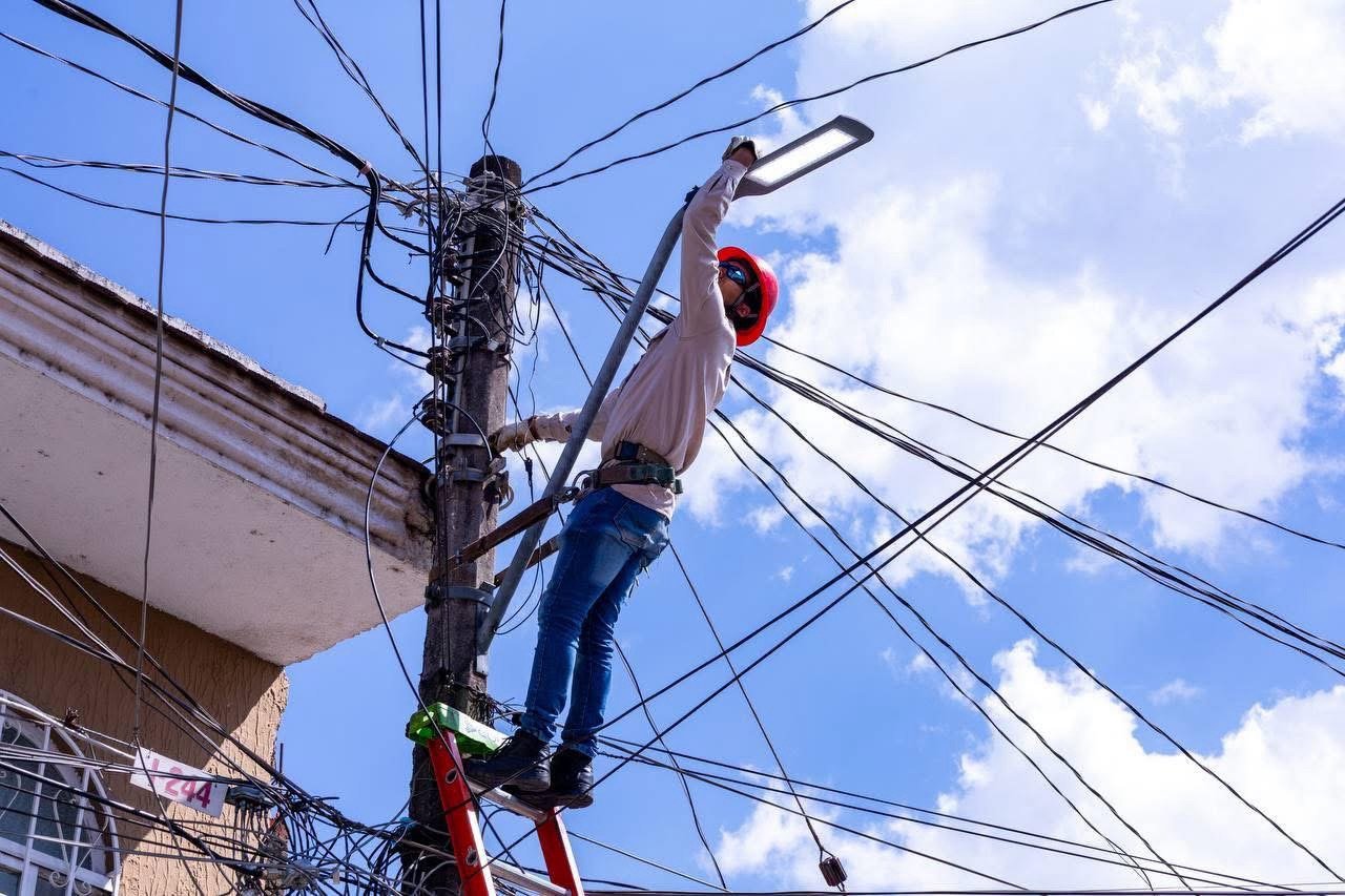 Redoblan esfuerzos para mejorar el alumbrado público en Uruapan
