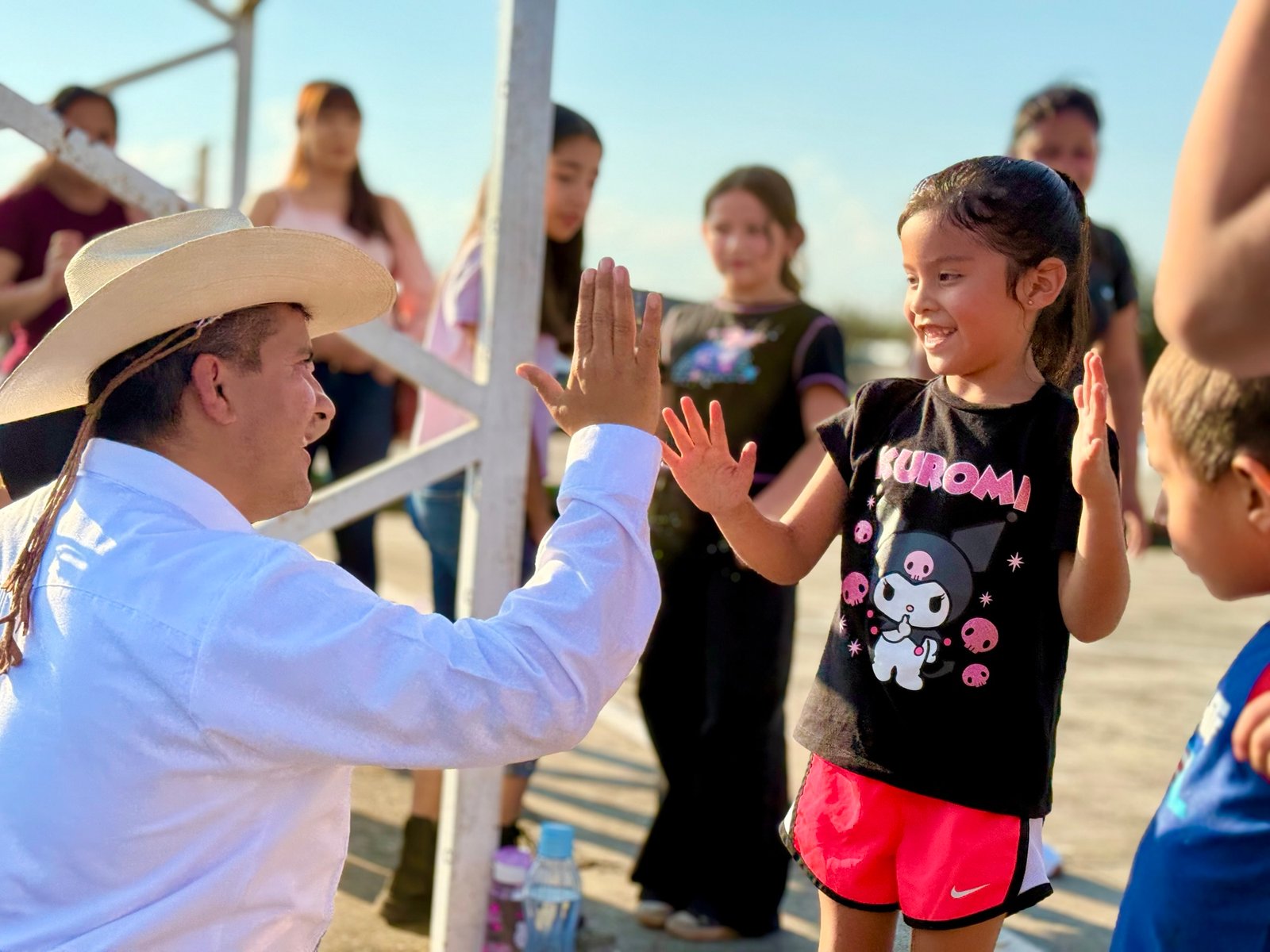 Carlos Manzo mantiene cercanía con el pueblo y atiende necesidades en colonias de Uruapan