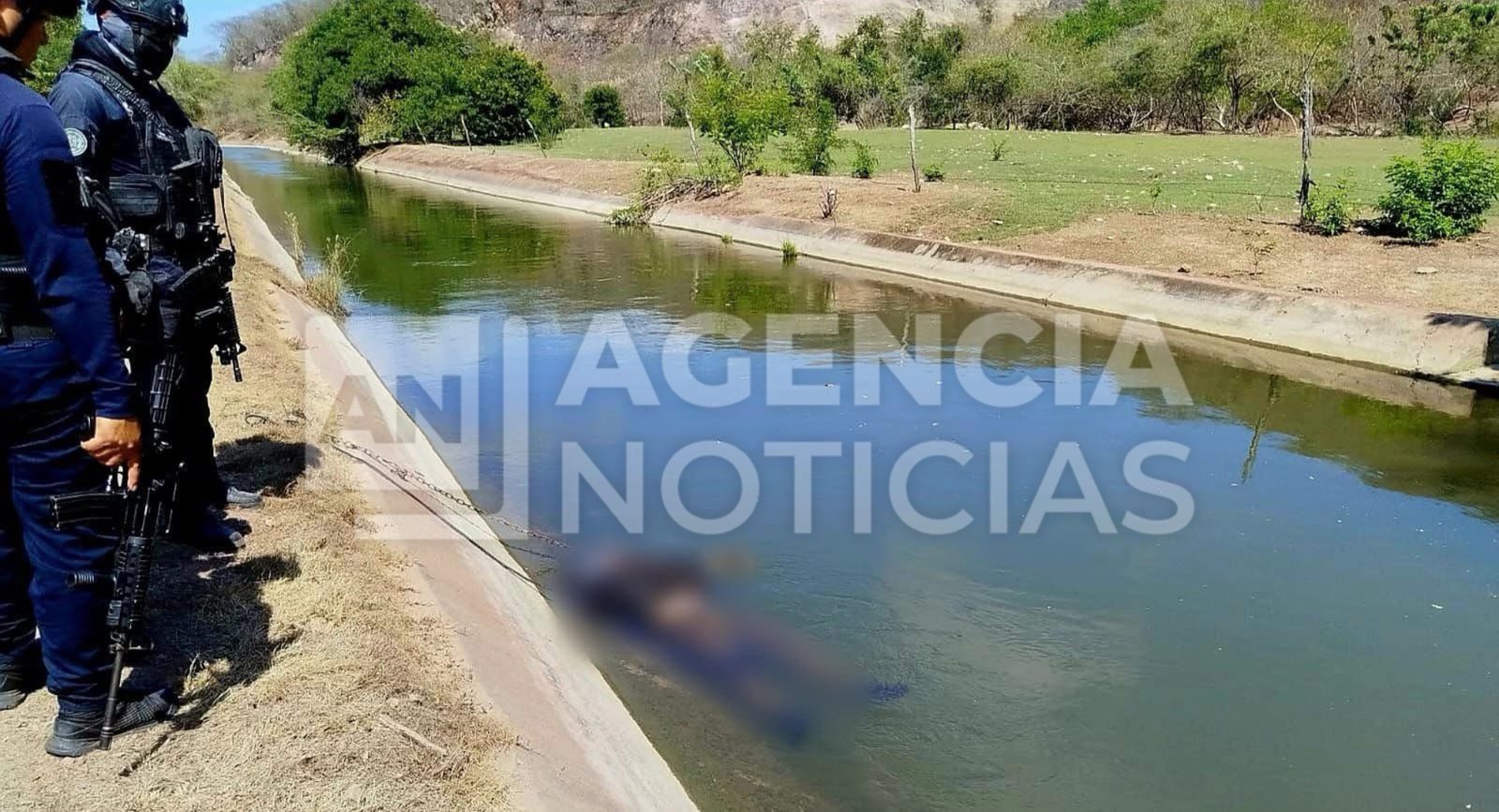 Hallan cadáver con chaleco táctico del CJNG, en canal de riego