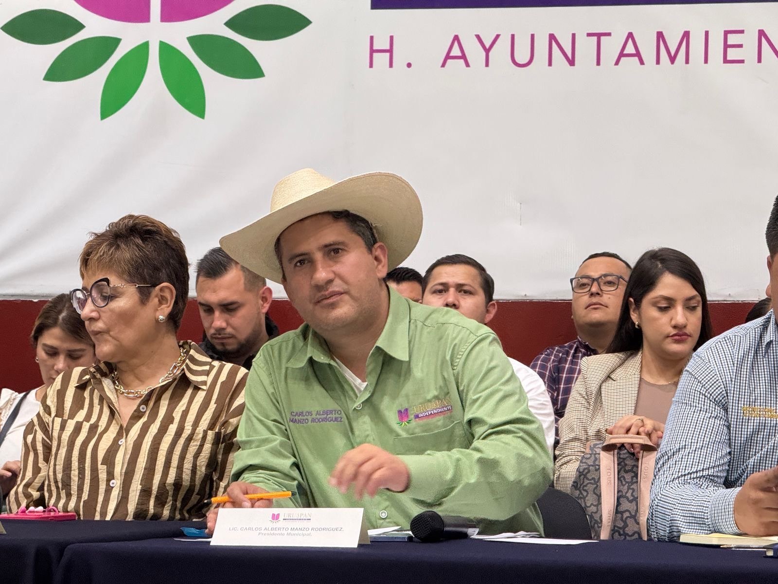 Carlos Manzo pide que vecinos cumplan con sus impuestos