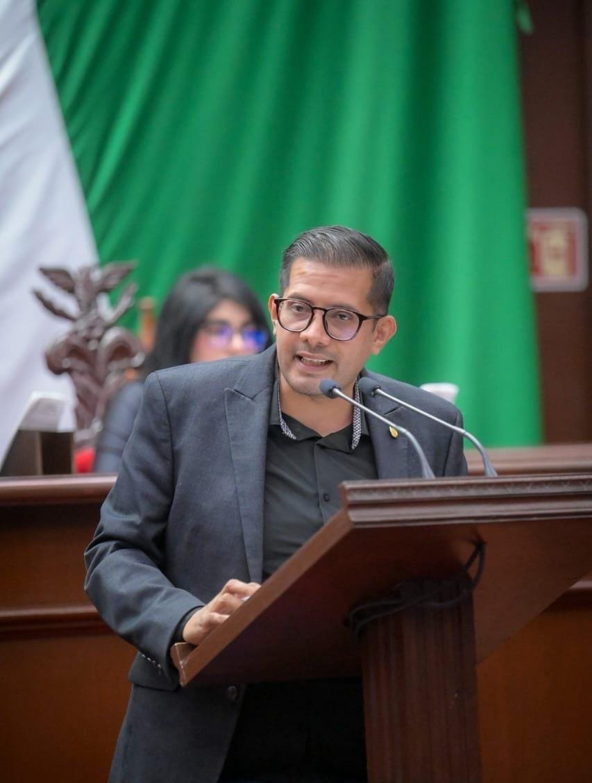 Pide Paz Torres mejores condiciones laborales para policías municipales de Michoacán.