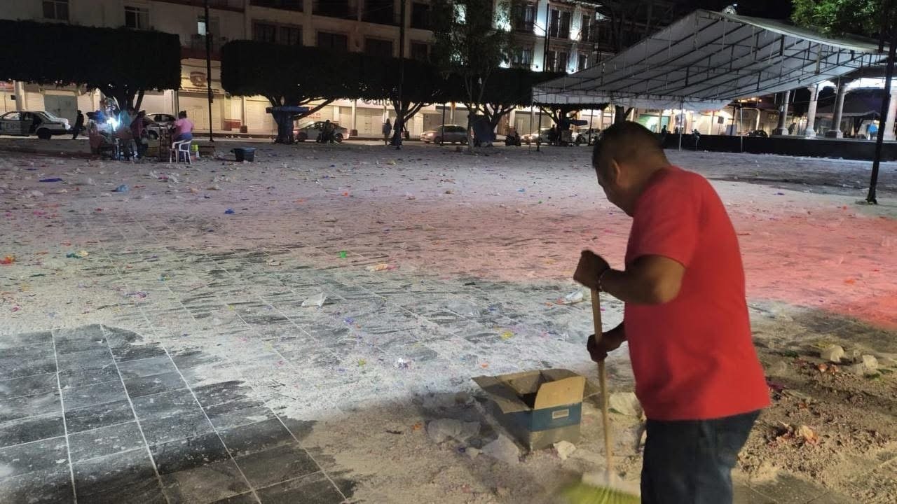 Gobierno de Uruapan realiza jornada nocturna de limpieza tras el “Martes de Carnaval”