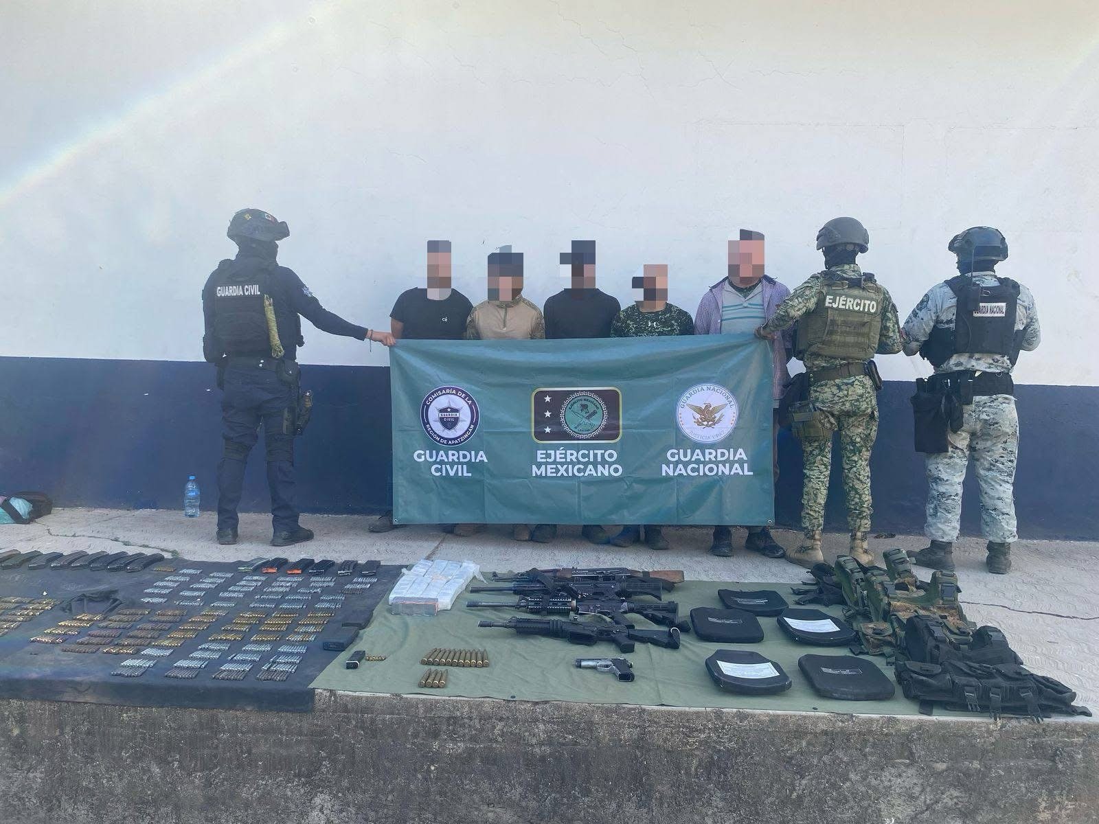 Aseguran a cinco personas armadas y más de 2 mil cartuchos, en Apatzingán