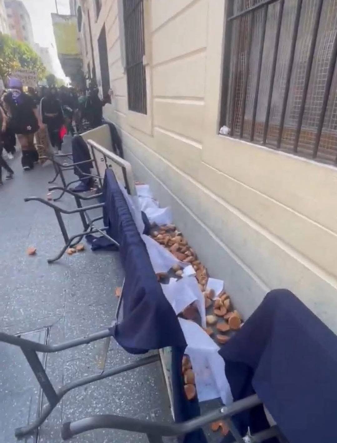 Panadería sufre destrozos tras intentar regalar pan en marcha del 8M