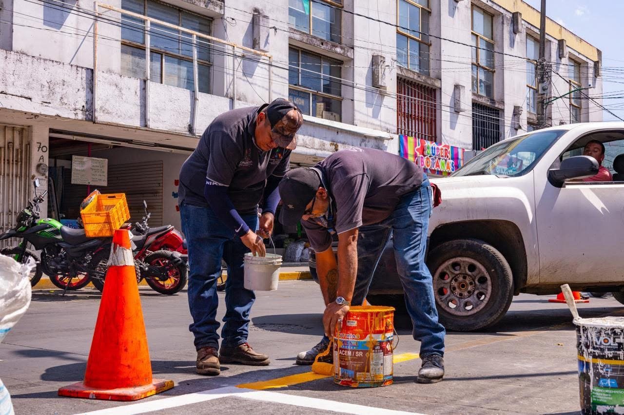 Gobierno de Uruapan avanza en ordenamiento vial con trabajos de balizamiento