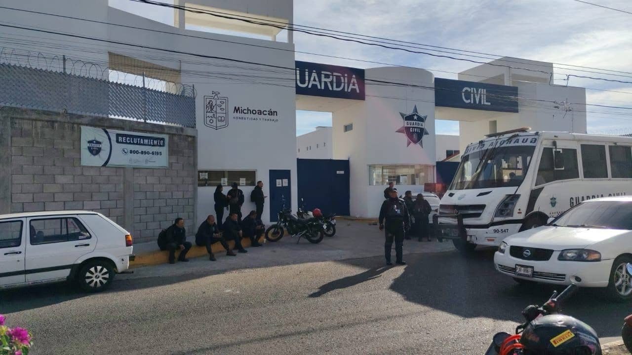 Policías se manifiestan en el Cuartel Valladolid de Morelia