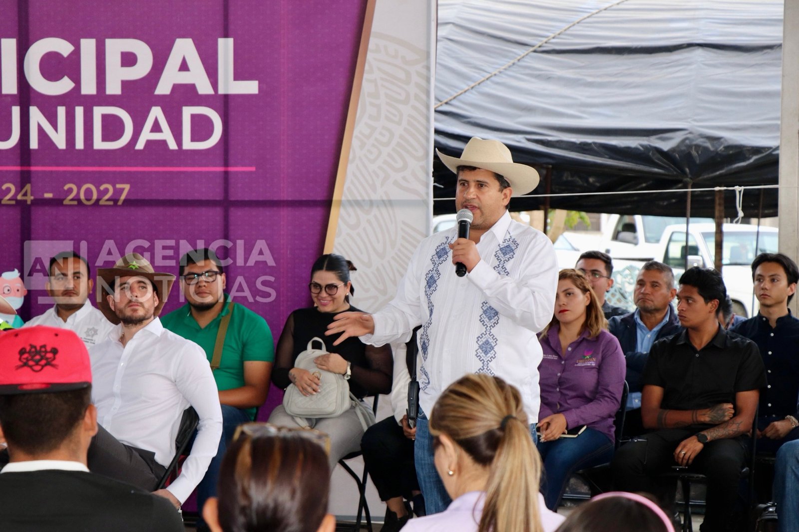 Carlos Manzo atiende peticiones de vecinos en La Basilia