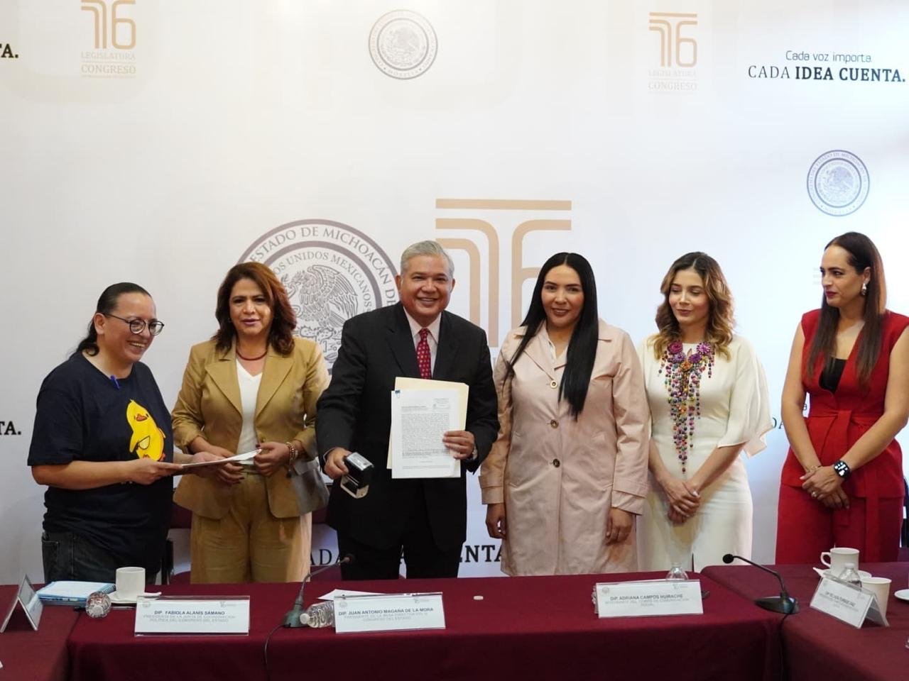 Recibe 76 Legislatura propuesta de iniciativa de manos de colectivo de periodistas