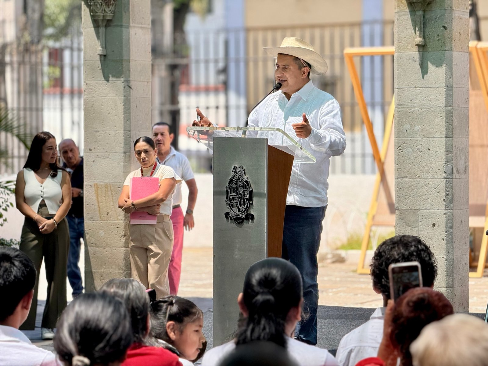 Alcalde Carlos Manzo retoma entrega de becas PAMAR a través del DIF municipal