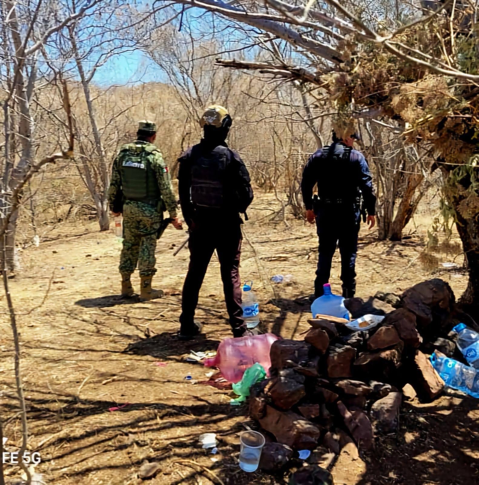 Destruyen puntos de vigilancia usados por criminales y aseguran armamento, en Apatzingán