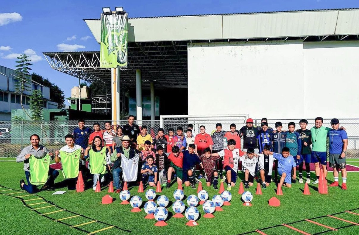 Carlos Manzo impulsa el deporte con entrega de material a escuela de Fútbol 7
