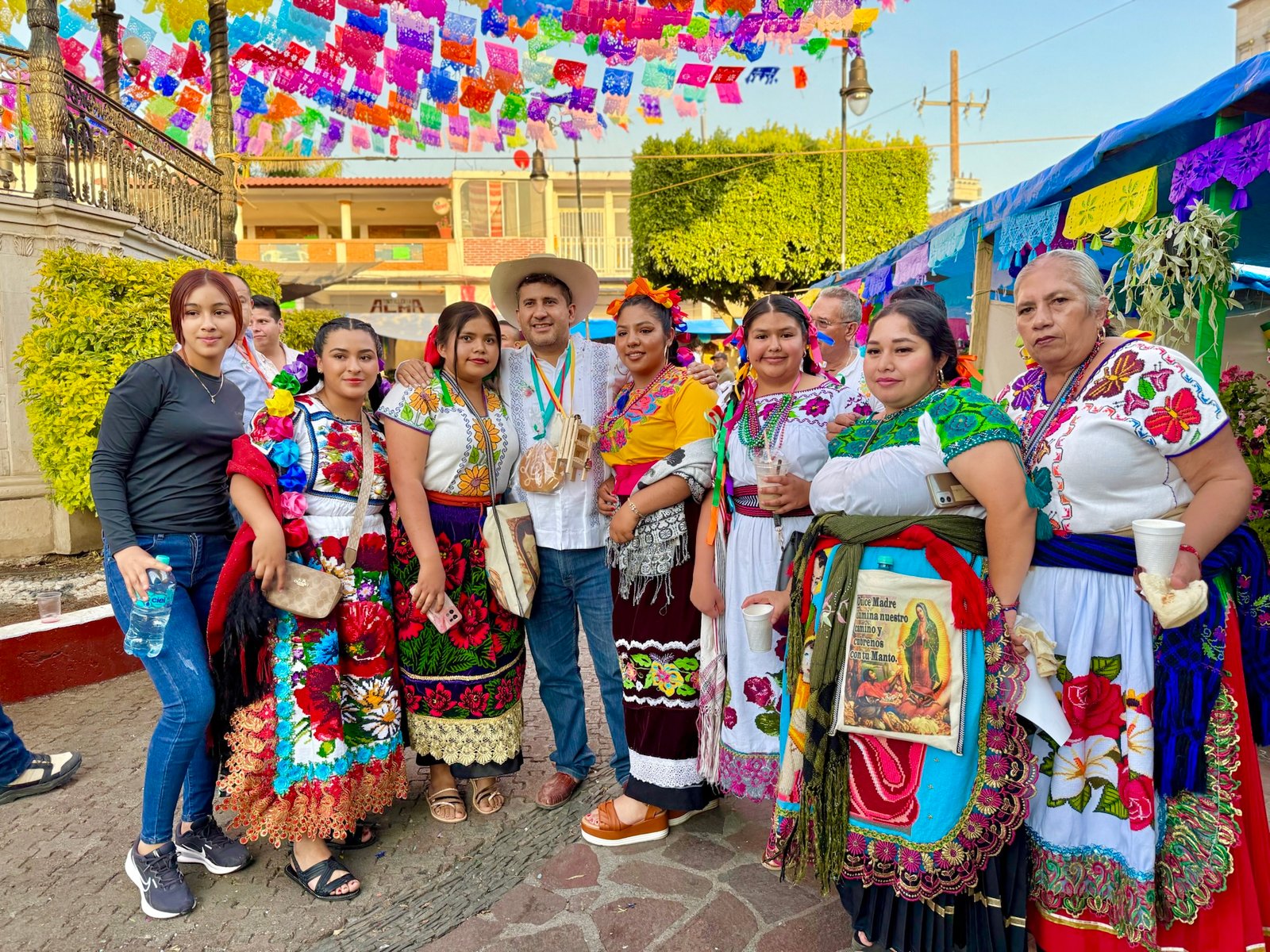 Carlos Manzo asiste a la inauguración de la Feria del Geranio 2025 en Tingambato