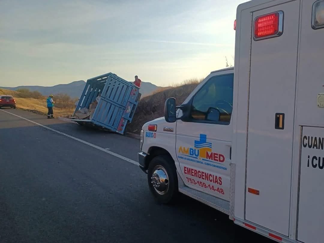 Se accidenta camioneta en la autopista Siglo XXI