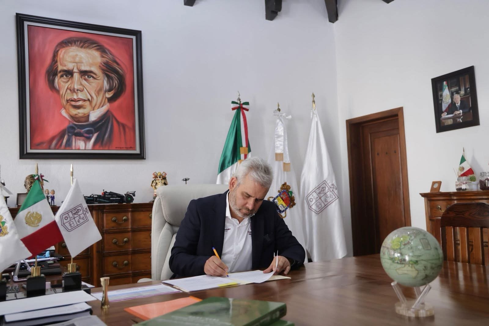 Firma Alfredo Ramírez Bedolla decreto que prohíbe espectáculos públicos que promuevan la apología del delito.