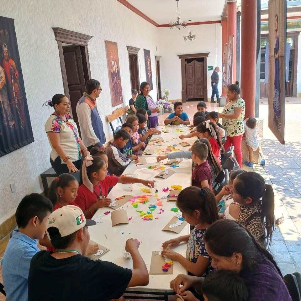 Gobierno de Carlos Manzo brinda atención integral a familias de artesanos en el Tianguis Artesanal de Domingo de Ramos