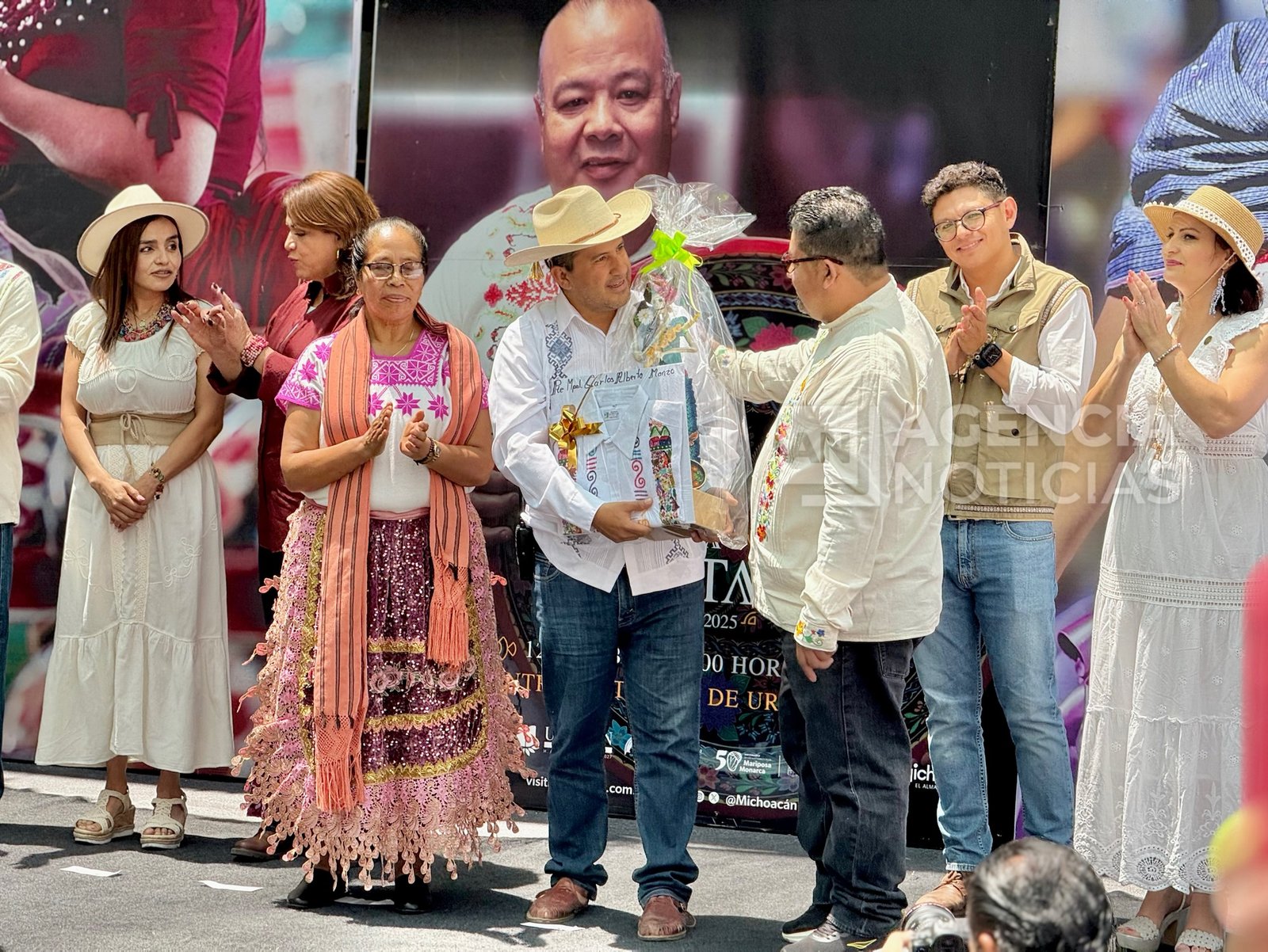 Reconocen y Premian a Artesanos en el Tianguis de Domingo de Ramos