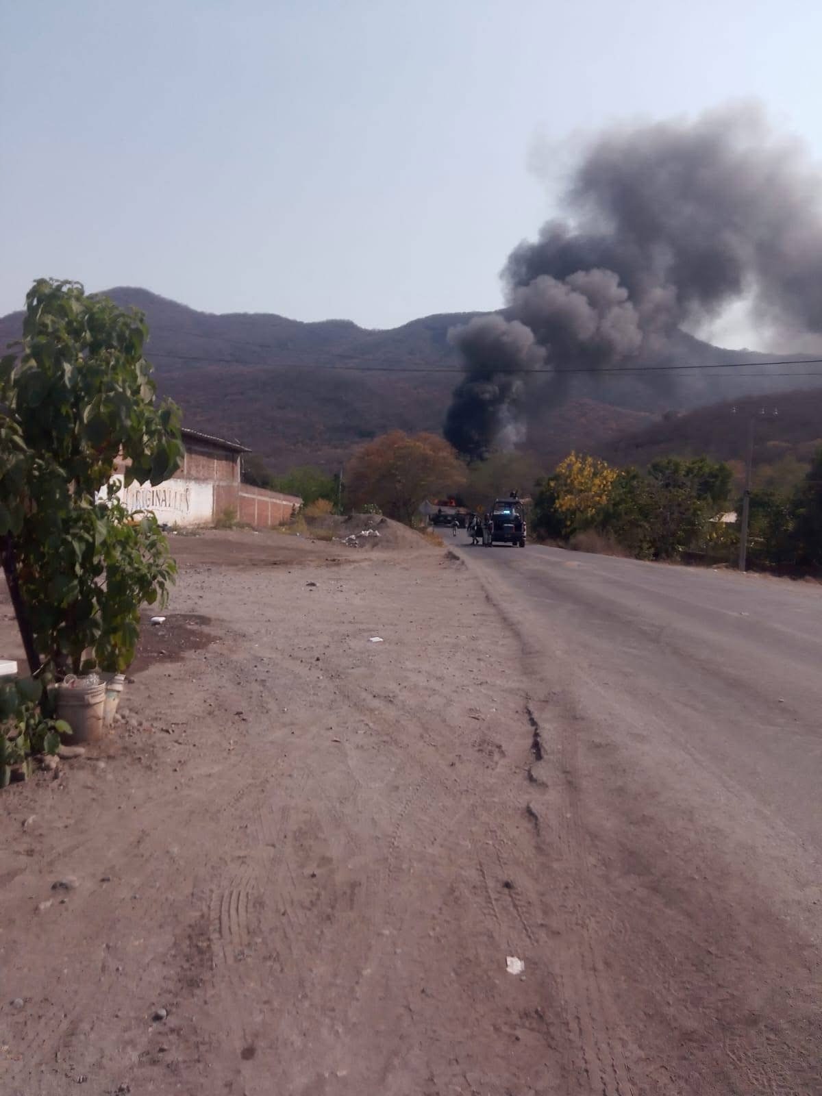 Enfrentamiento armado, bloqueos carreteros y quema de vehículos en Tierra Caliente