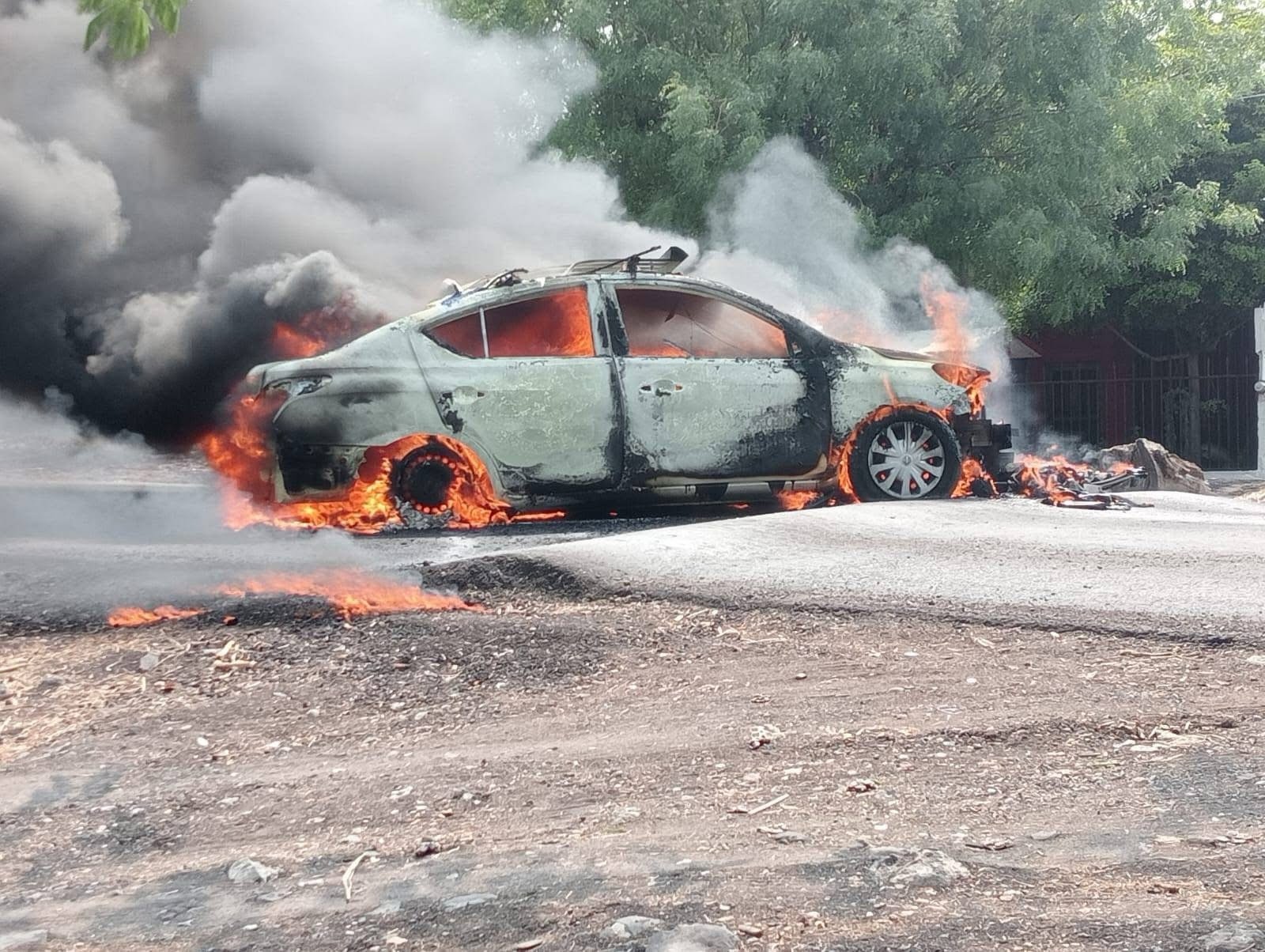 Narcoenfrentamientos dejan al menos 6 vehículos quemados en bloqueos carreteros en Tierra Caliente