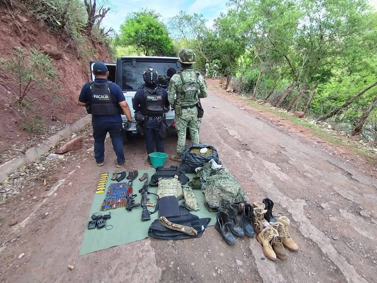 En acción interinstitucional realizada en Tuzantla, asegura BOI vehículo con narcótico, armas y equipo táctico