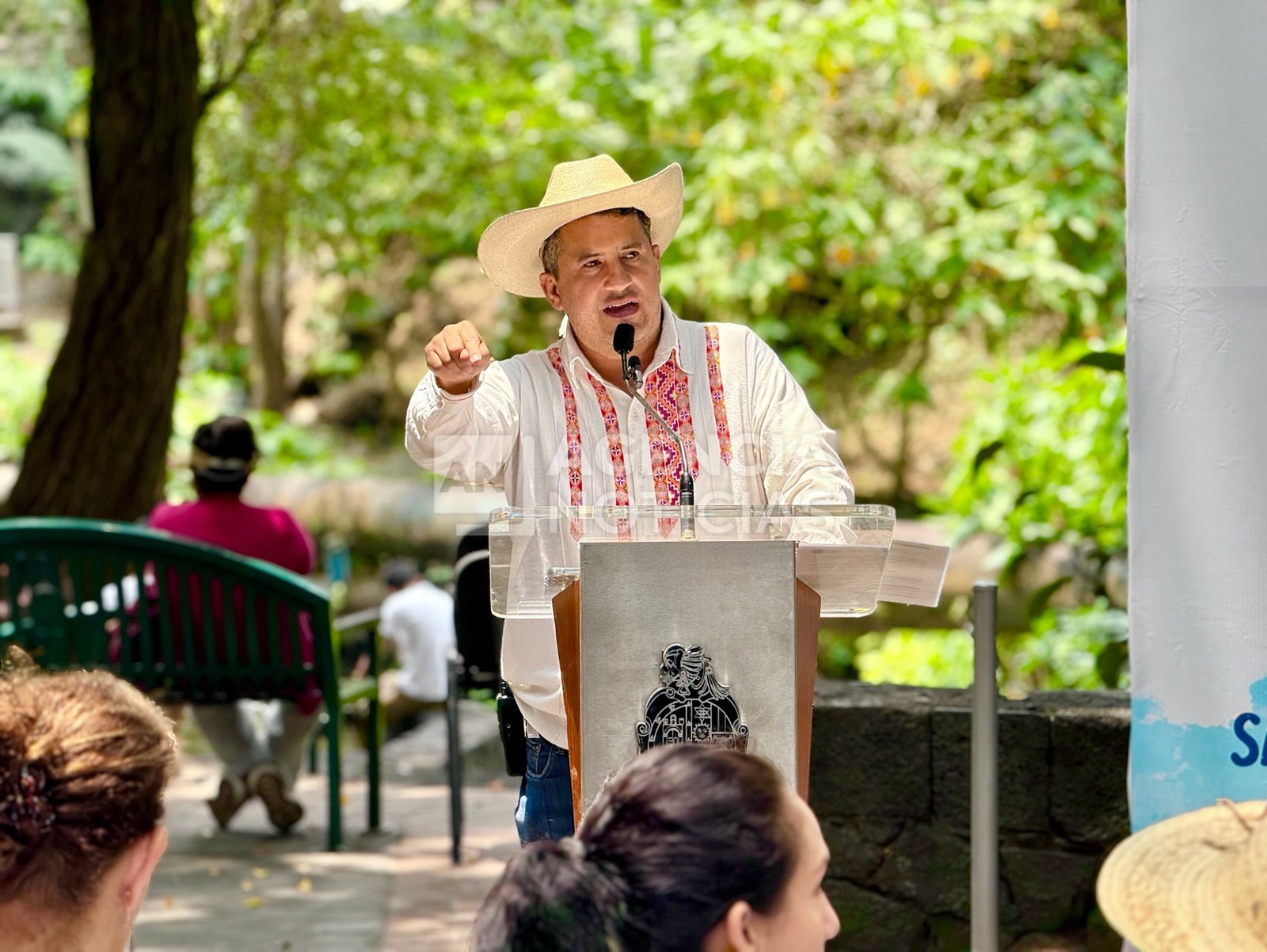 Carlos Manzo firma el convenio “Uruapan más verde”