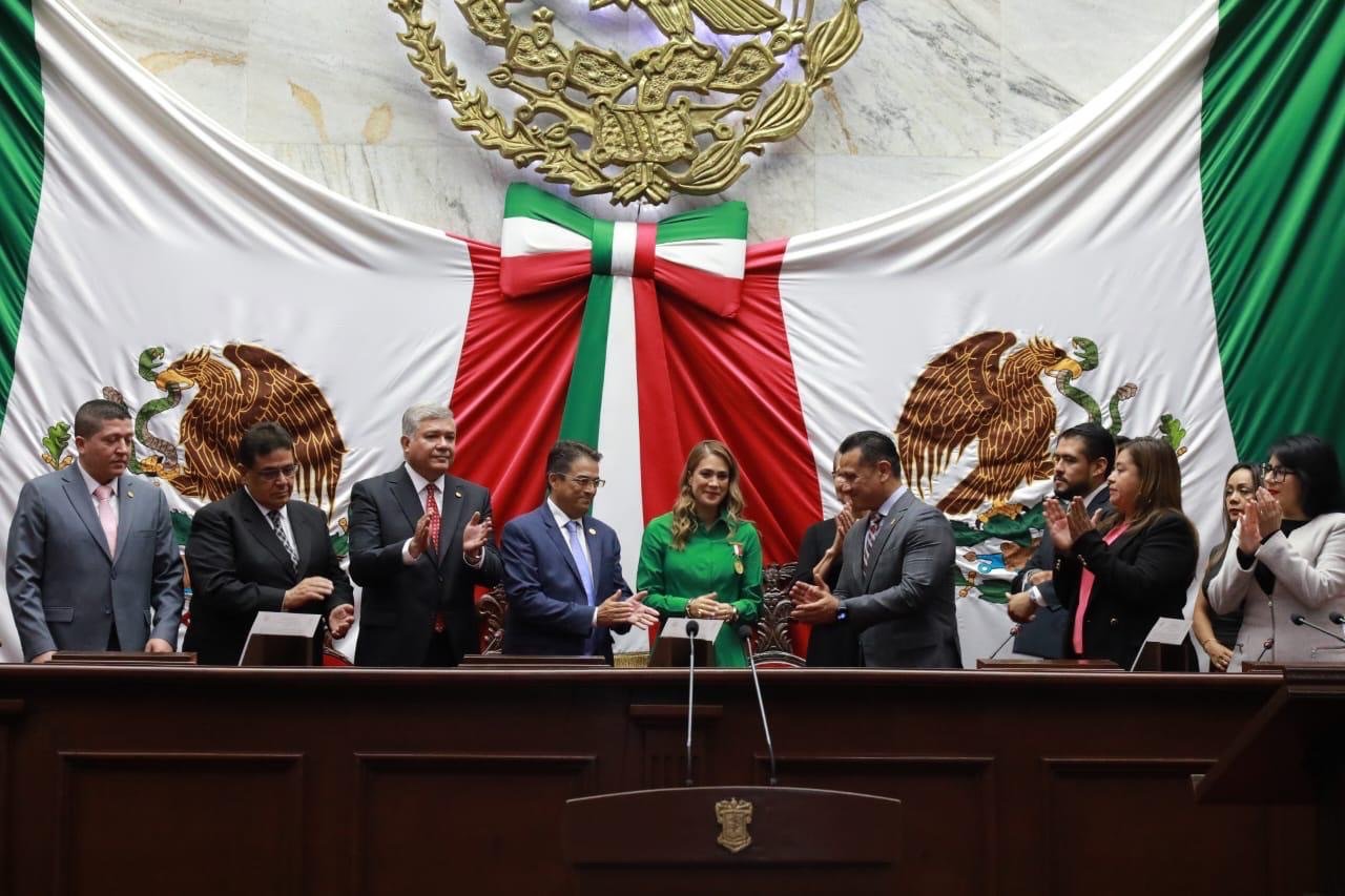 Congreso del Estado impone Condecoración Melchor Ocampo al Colegio de Notarios de Michoacán