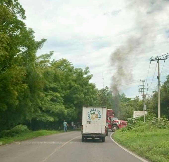 Bloqueos y quema de vehículos en Buenavista y Apatzingán