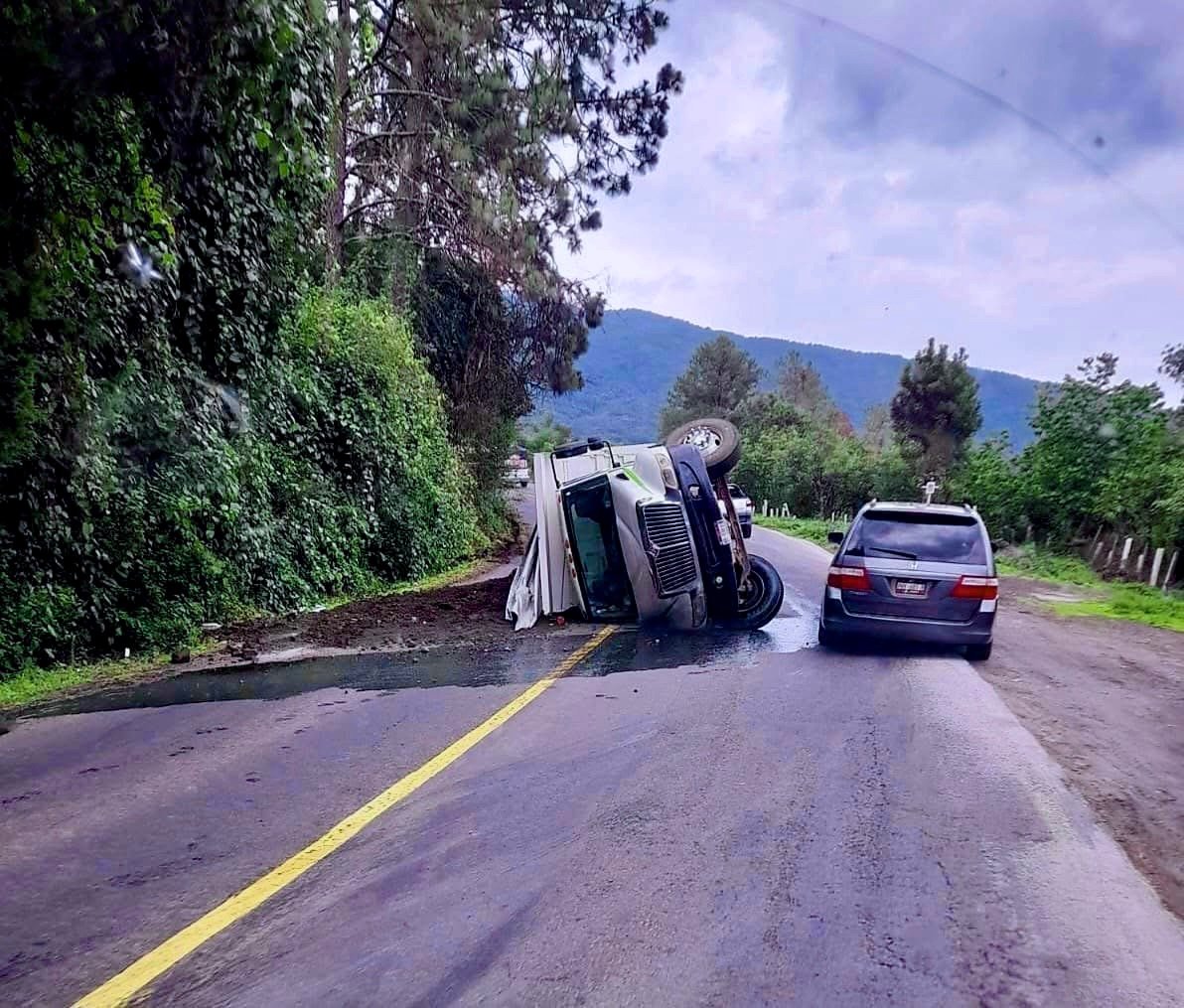 Volcadura de camión tipo torton afecta tránsito en la carretera Uruapan-Pátzcuaro