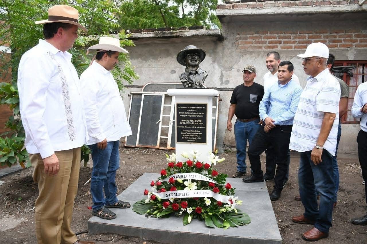 Rinden homenaje a Hipólito Mora, figura emblemática del movimiento autodefensa en Michoacán