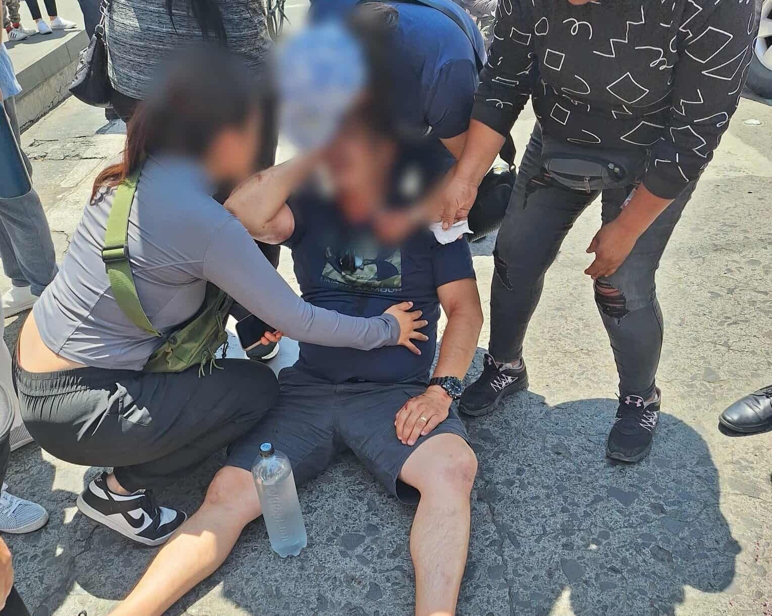 Motociclista es golpeado por un sujeto del plantón de comerciantes en la Plaza Melchor Ocampo de Morelia