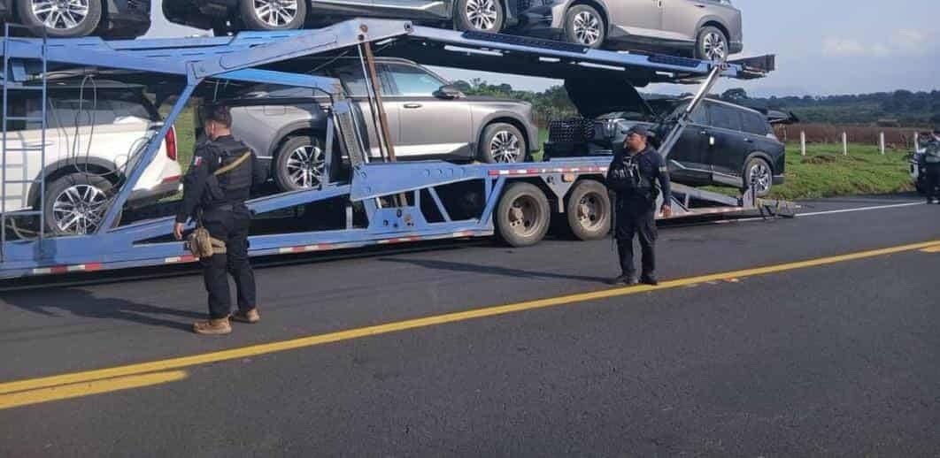 Empistolados intentan robar 2 vehículos de un tráiler nodriza en la Pátzcuaro-Cuitzeo