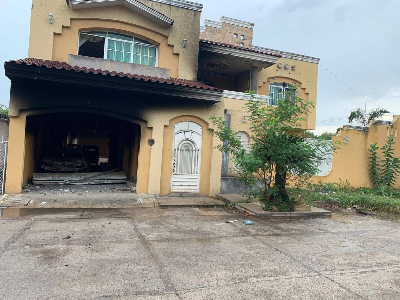 Un inmueble rafagueado y un auto calcinado tras balaceras de La Ruana