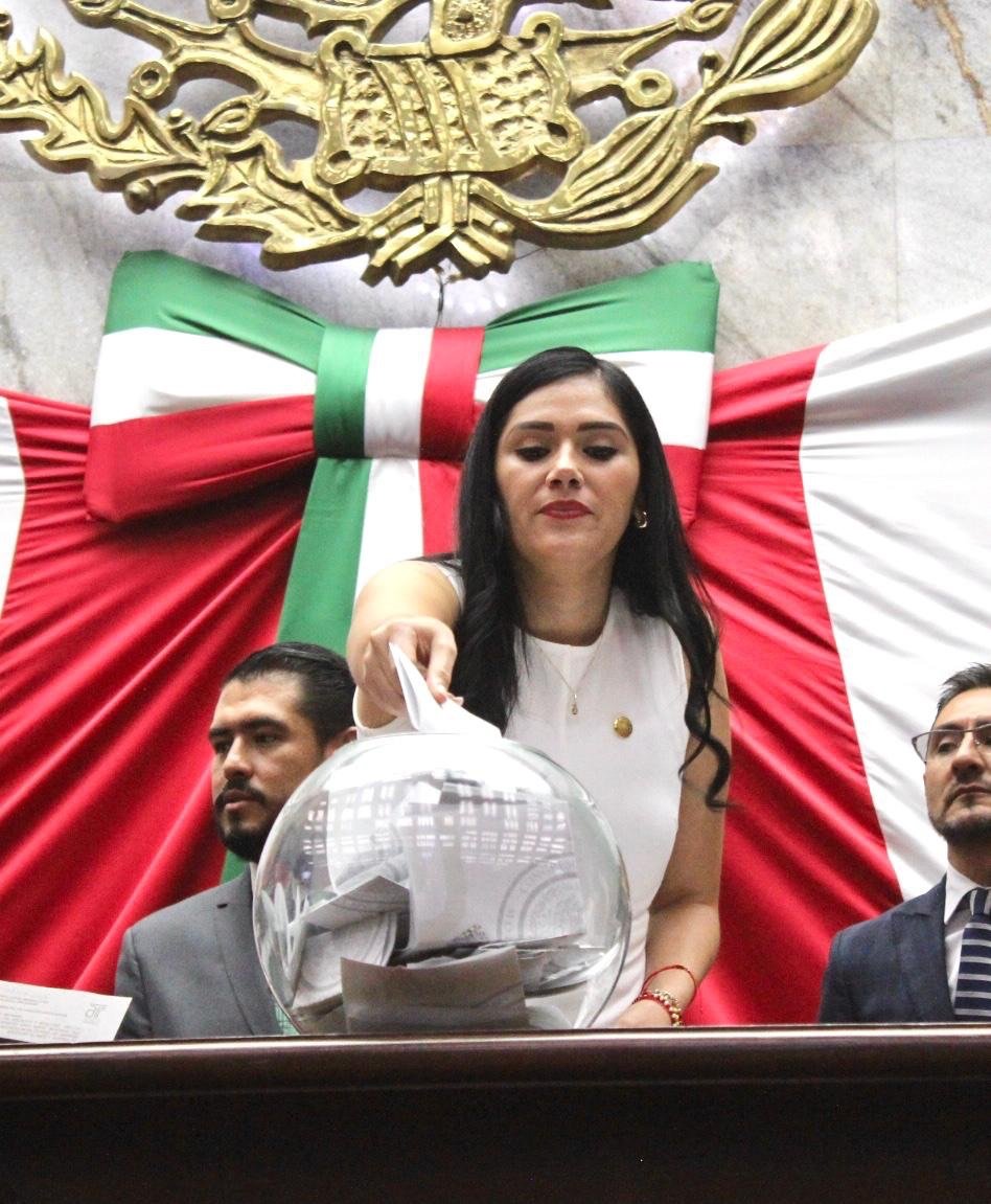 Diana Espinoza da voto de confianza a Carlos Torres Piña, al frente de la FGE