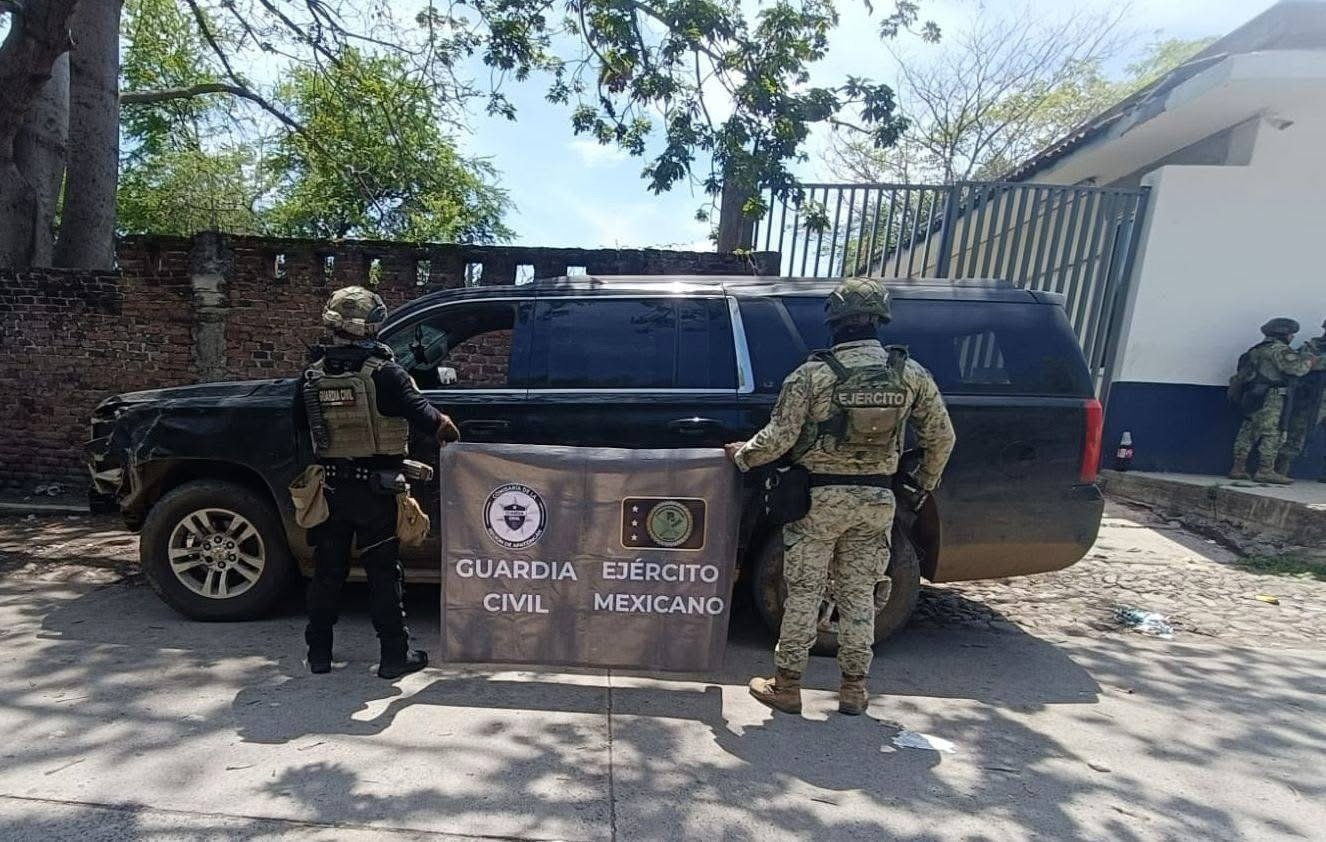Aseguran camioneta robada con un arsenal en su interior, en Apatzingán