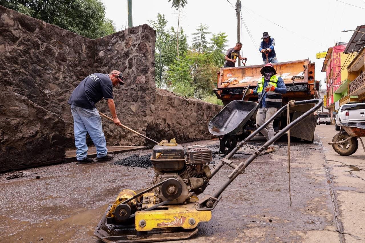 Gobierno de Carlos Manzo intensifica trabajos de bacheo en Uruapan