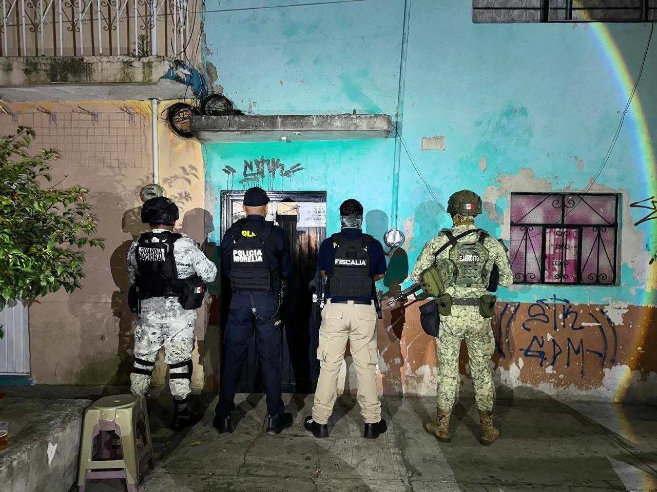 Fiscalía General ejecuta dos cateos en Morelia y detiene a presuntos responsables de narcomenudeo