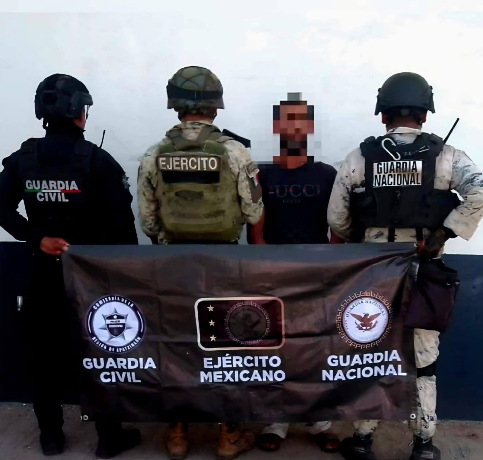 Aseguran a hombre armado con fusil, cartuchos y equipo táctico en Apatzingán