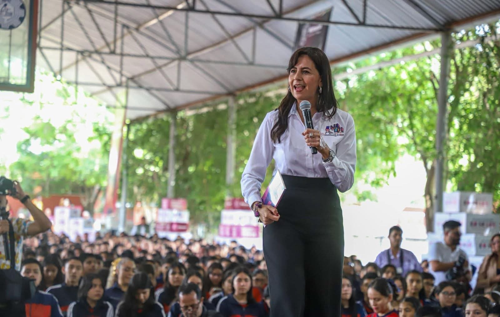 Gracias por el tercer ciclo escolar completo: Gabriela Molina