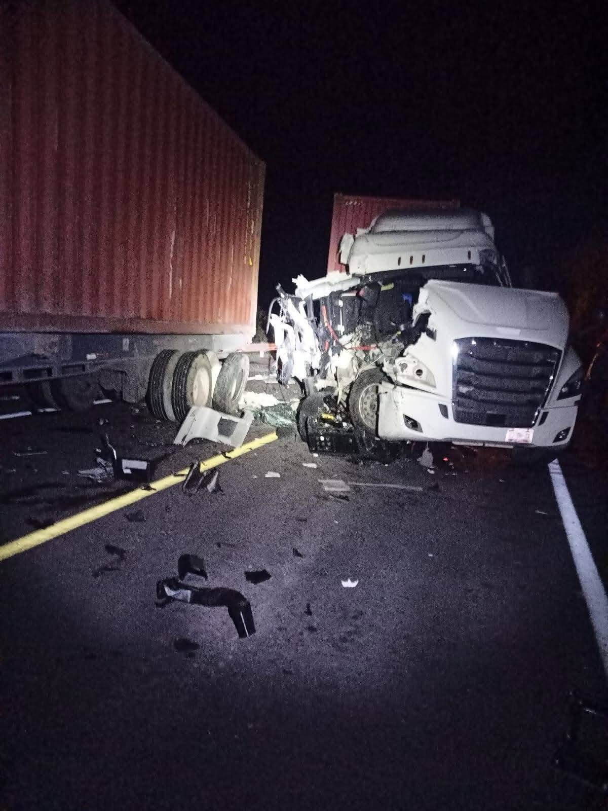 Aparatoso choque por alcance entre tráileres deja un lesionado