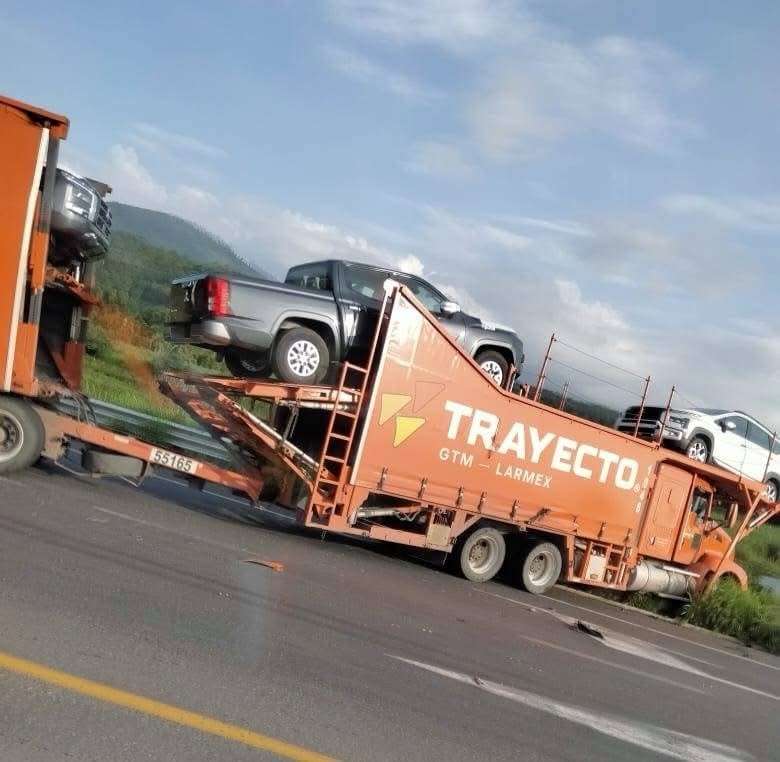 Chocan madrina y camioneta en la Siglo XXI, no hay heridos