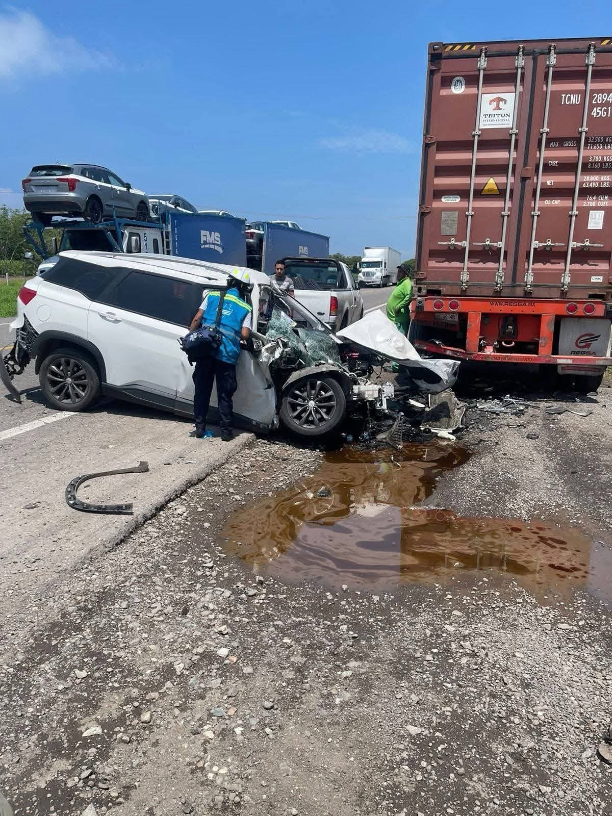 Fatal accidente en la Siglo XXI, muere conductor tras chocar contra tráiler