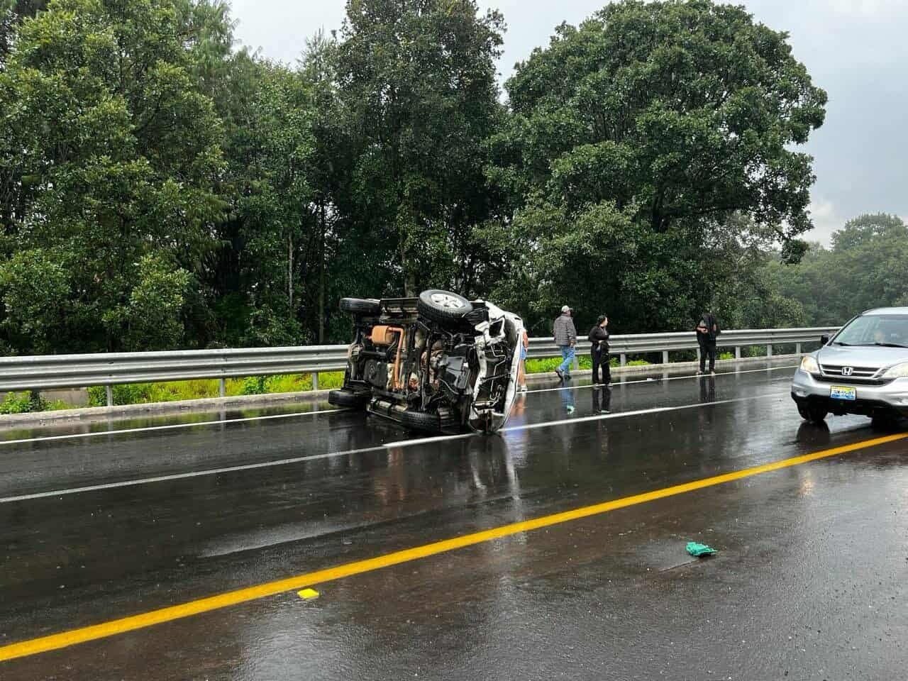 Vuelca camioneta sobre la Siglo XXI
