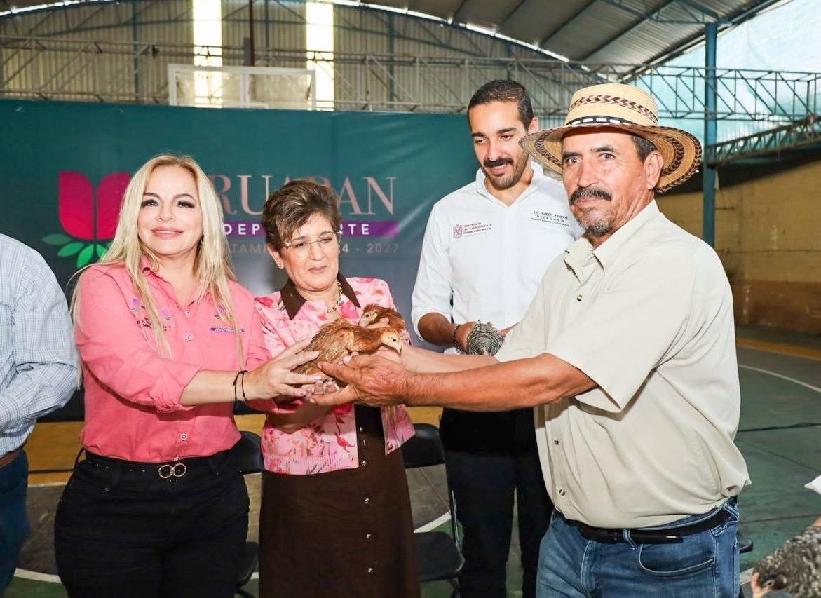 Gobierno de Carlos Manzo, entrega 4000 aves de traspatio a la zona rural ￼