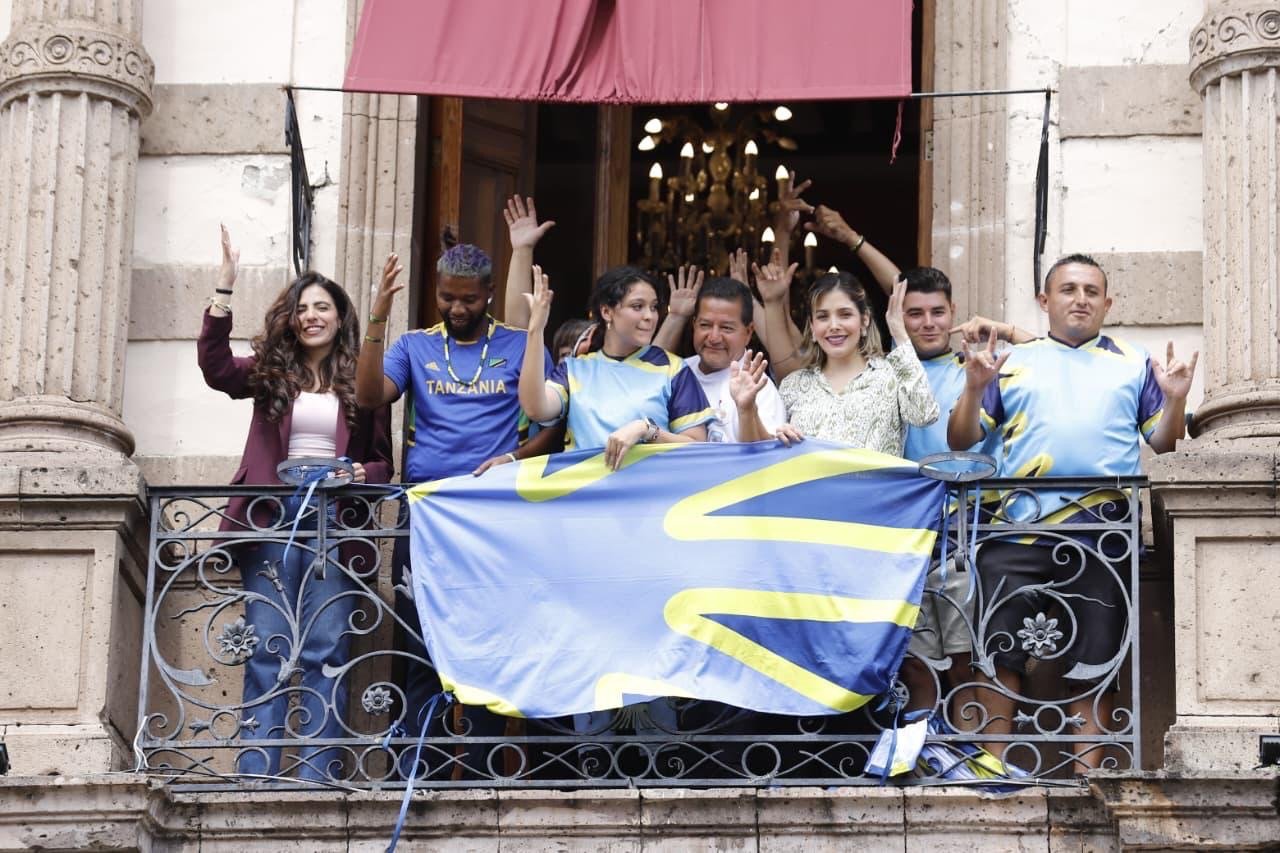 Colocan bandera de la comunidad sorda en el Palacio Legislativo