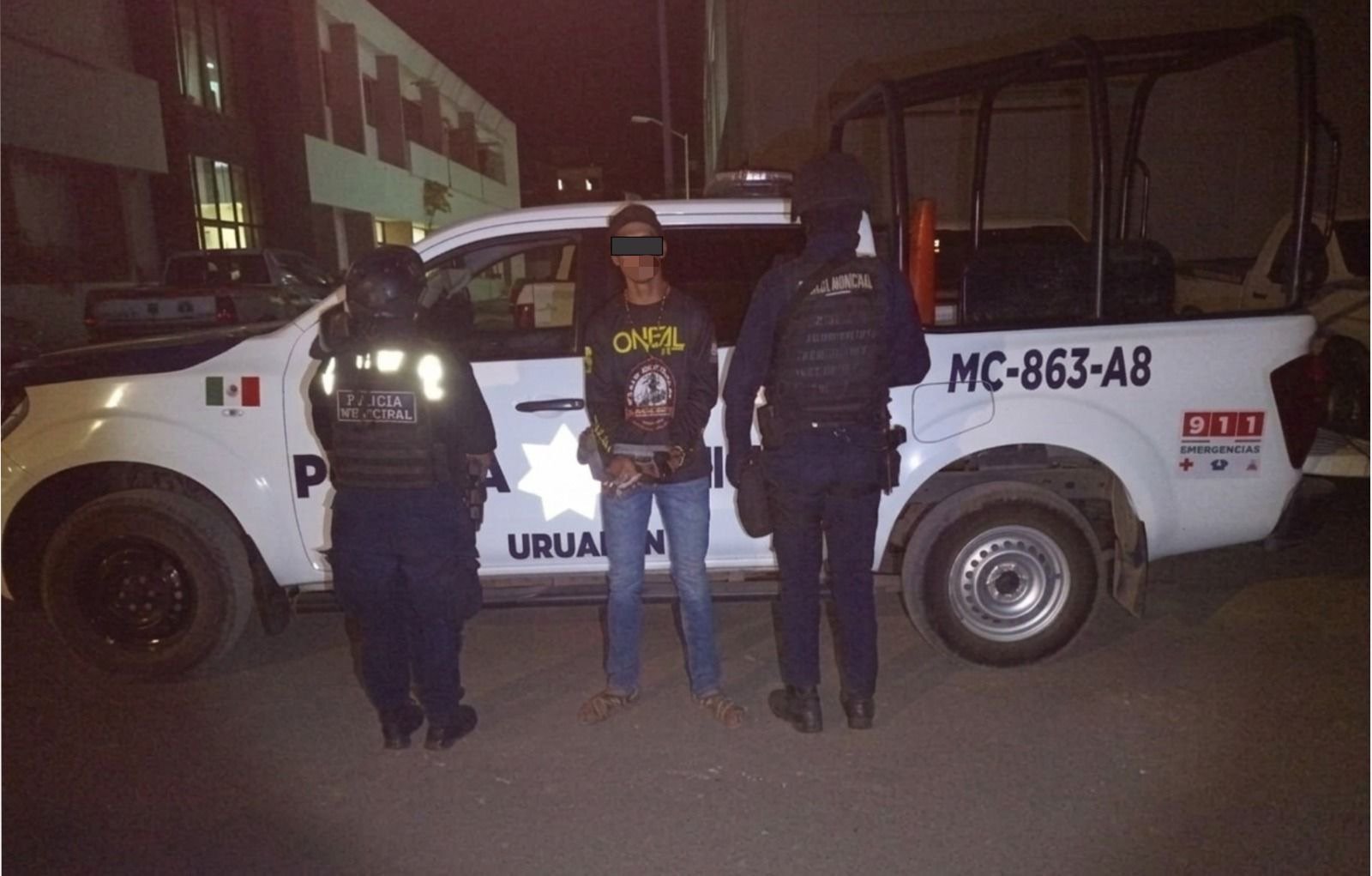 Aseguran a hombre con réplica de arma y droga durante operativo en Uruapan
