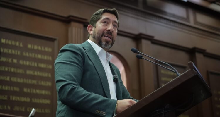 Propone Abraham Espinoza que actas de nacimiento tengan vigencia indefinida en Michoacán