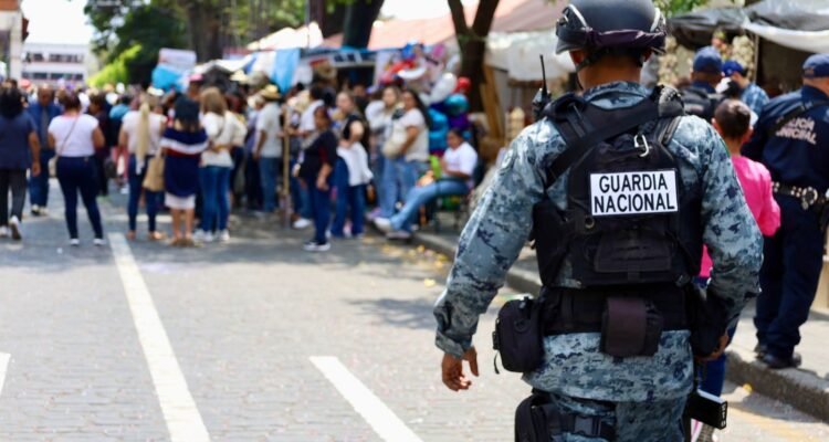 Uruapan vive desfile de artesanos con orden, seguridad y saldo blanco