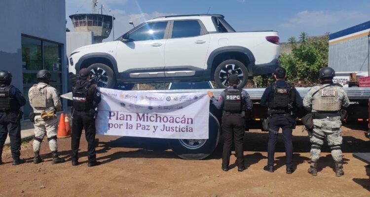 Recuperan camioneta con reporte de robo durante patrullaje en colonia Riyitos, en Uruapan