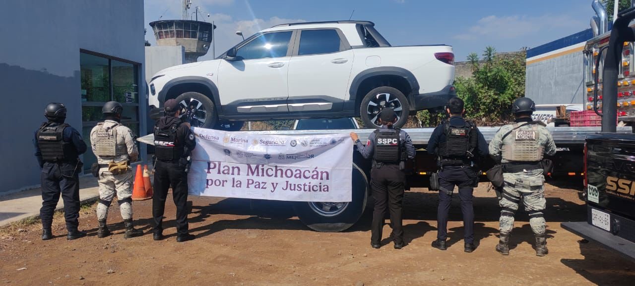 Recuperan camioneta con reporte de robo durante patrullaje en colonia Riyitos, en Uruapan