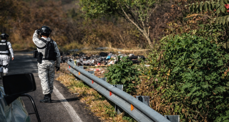 Localizan cuerpo con huellas de violencia en la vía Uruapan–Lombardía
