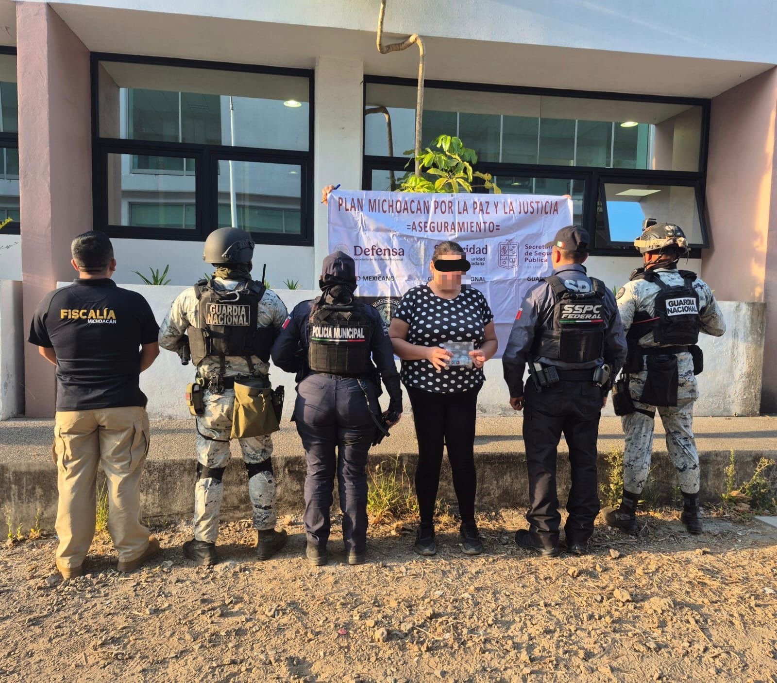 Refuerzan operativos de seguridad en Uruapan; aseguran a tres personas y sustancias ilícitas